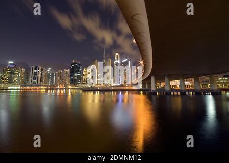 DUBAI, EMIRATI ARABI Uniti - 27 gennaio 2020: Dubai, Emirati Arabi Uniti - 27 gennaio 2020: Skyline di Dubai da Marasi st, Dubai Business Bay e Dubai Foto Stock