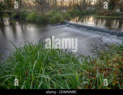 Merton, London, UK. 17 December 2020. Clear sky and mild temperatures at dawn in south west London, only 8 days before Christmas Day, with the River Wandle crossing a weir in Morden Hall Park. Credit: Malcolm Park/Alamy Live News. Stock Photo