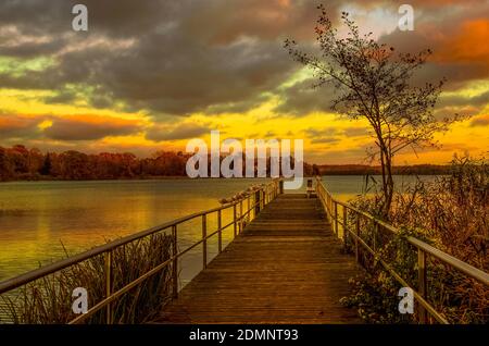 Il Kellersee di Malente mostra qui il suo lato romantico. Il cielo intenso della sera con tutte le sue sfumature di rosso colorato il paesaggio. Foto Stock