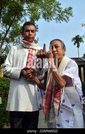 Nagaon, Assam, India - 17 dicembre 2020: Due elettori mostrano il suo punteggio sulle dita dopo aver votato in una stazione di polling durante le elezioni del Consiglio autonomo di Tiwa nel villaggio di Kachamari, nel distretto di Nagaon ad Assam, India, giovedì. Credit: Dita TALUKDAR/Alamy Live News Foto Stock