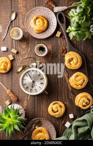 Per colazione, panini dolci con uvetta Foto Stock
