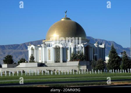Il mausoleo del presidente Saparmurat Niyazov. Il mausoleo fu costruito nel 2007. Ashgabat, Turkmenistan. Foto Stock