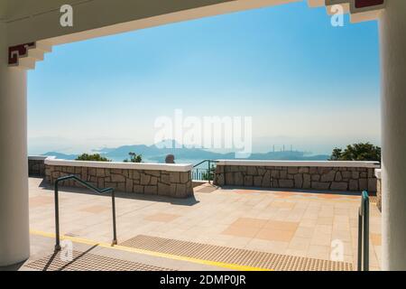 Orizzonte di Hong Kong. Vista da un padiglione costruito sul sito dell'ex Mountain Lodge (una residenza alternativa per il governatore di Hong Kong). Foto Stock