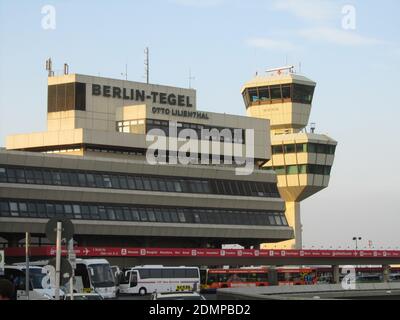 BERLINO, GERMANIA - 03 settembre 2012: Aeroporto Tegel di Berlino. Terminale e Torre di controllo. In funzione 2012. Cessato il funzionamento alla fine del 2020. Luogo storico. Foto Stock
