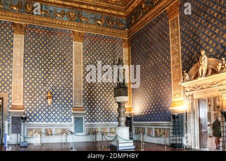 La scultura in bronzo Judith e Holofernes di Donatello e la decorazione francese fleur de lys sulle pareti sullo sfondo della Sala dei Gigli (Sala... Foto Stock