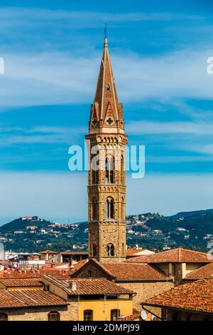 Pittoresca vista sul campanile di Badìa Fiorentina, abbazia e chiesa nel centro storico di Firenze. La struttura alta e sottile... Foto Stock