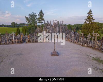 Collina delle croci, un santuario in Lituania, un luogo di pellegrinaggio. Vista da un drone. Foto di alta qualità Foto Stock