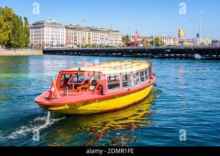 Un bus acquatico Mouettes Genevoises che lascia il molo sul lago di Ginevra. Foto Stock