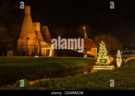 Completa forno di calce restaurato di notte nel mese di dicembre Con una decorazione di luci di Natale nel villaggio di Dedemsvaart il Paesi Bassi Foto Stock