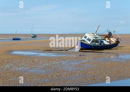 Meols, il Wirral, Regno Unito: 23 giugno 2020: Piccole barche riposano sulla sabbia a bassa marea. Foto Stock