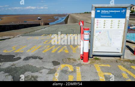 Meols, The Wirral, Regno Unito: 23 giugno 2020: Un cartello con informazioni utili per i visitatori del North Wirral Country Park si trova accanto al Bennetts Lane Foto Stock