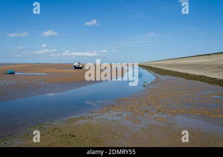 Meols, il Wirral, Regno Unito: 23 giugno 2020: Piccole barche riposano sulla sabbia a bassa marea. Foto Stock