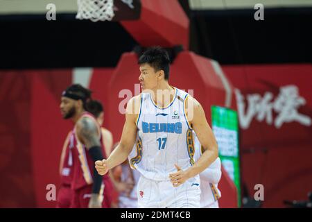 Zhuji, provincia cinese di Zhejiang. 17 Dicembre 2020. Fan Ziming of Beijing Ducks festeggia durante il 19° round match tra Pechino Ducks e Shanxi Loongs alla stagione 2020-2021 della Chinese Basketball Association (CBA) League a Zhuji, nella provincia di Zhejiang della Cina orientale, il 17 dicembre 2020. Credit: WU Zhuang/Xinhua/Alamy Live News Foto Stock