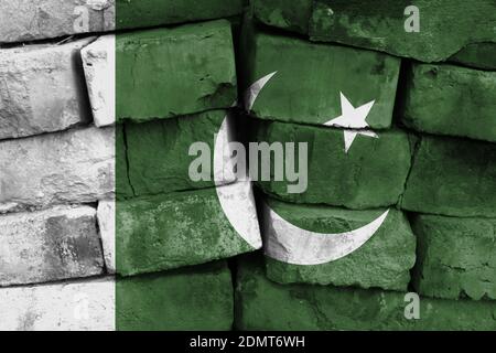 Bandiera pakistana dipinta su muro di mattoni Foto Stock