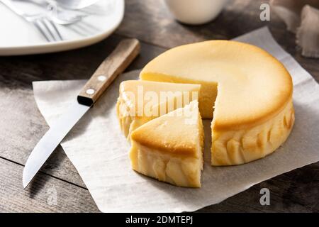 Cheesecake tradizionale di New York su tavolo di legno Foto Stock