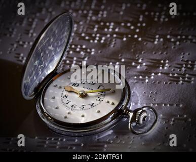 RNIB, Royal National Institute for the Blind, orologio tascabile Braille, per non vedenti Foto Stock