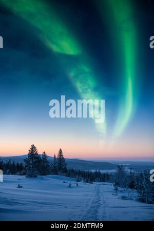 Paesaggio epico nella montagna Pallastunturi con aurora sul cielo Foto Stock