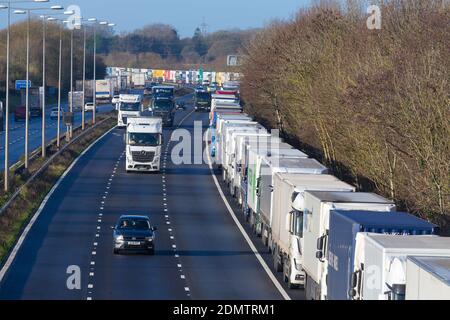 Westerhanger, Kent, Regno Unito. 17 Dicembre 2020. Ritardi sulla M20 con miglia di code di camion parcheggiate sulla spalla dura dall'uscita 11 e più avanti in dover, come il traffico si accumula a causa del DOVER TAP (Traffic Access Protocol). Ci sono anche ritardi fino a due ore e mezza sui traghetti tra dover e Calais a causa della congestione. Photo Credit: Paul Lawrenson-PAL Media/Alamy Live News Foto Stock