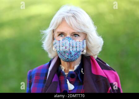 La Duchessa di Cornovaglia con una maschera arriva per incontrare operatori sanitari e di assistenza di prima linea che somministrano e ricevono il vaccino Covid-19 durante una visita al Gloucestershire vaccination Center presso il Gloucestershire Royal Hospital. Foto Stock