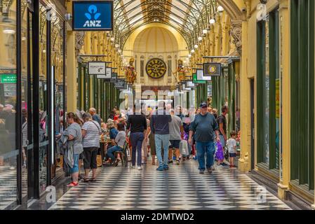 MELBOURNE, AUSTRALIA, 31 DICEMBRE 2019: La gente sta passeggiando attraverso la galleria reale a Melbourne nel centro di Melbourne, Australia Foto Stock