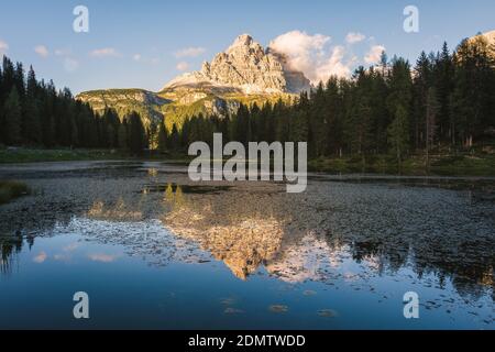 Tre cime di lavaredo si riflettono nel lago di antorno Foto Stock