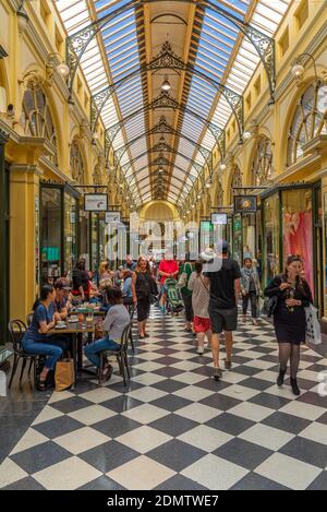 MELBOURNE, AUSTRALIA, 31 DICEMBRE 2019: La gente sta passeggiando attraverso la galleria reale a Melbourne nel centro di Melbourne, Australia Foto Stock