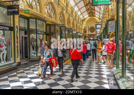 MELBOURNE, AUSTRALIA, 31 DICEMBRE 2019: La gente sta passeggiando attraverso la galleria reale a Melbourne nel centro di Melbourne, Australia Foto Stock