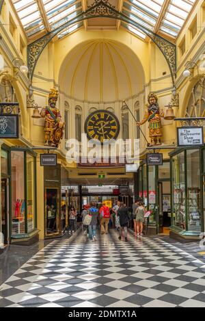 MELBOURNE, AUSTRALIA, 31 DICEMBRE 2019: La gente sta passeggiando attraverso la galleria reale a Melbourne nel centro di Melbourne, Australia Foto Stock