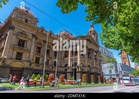 MELBOURNE, AUSTRALIA, 31 DICEMBRE 2019: La gente sta passando il municipio di Melbourne, Australia Foto Stock