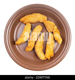 vista dall'alto di diverse strisce di pollo (pezzetti di carne di pollo impanati e fritti in profondità) su piastra marrone isolata su sfondo bianco Foto Stock