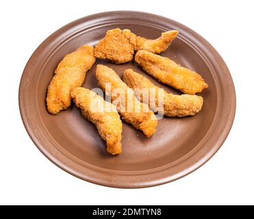 diverse strisce di pollo (pezzetti di carne di pollo impanati e fritti in profondità) su piastra marrone isolata su sfondo bianco Foto Stock