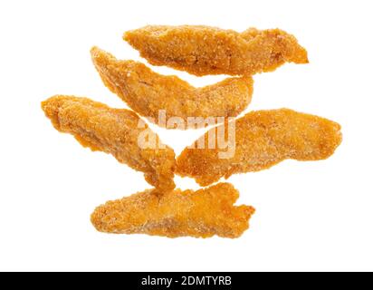 strisce di pollo cotte (pezzetti di carne di pollo impanati e fritti in profondità) isolato su sfondo bianco Foto Stock