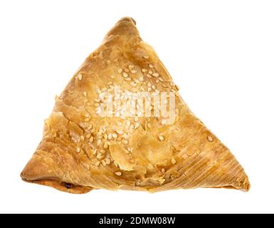 Samsa cotta (pasticceria salata ripiena di carne tritata e cipolla tritata Cucina asiatica centrale) isolato su sfondo bianco Foto Stock