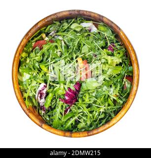 vista dall'alto dell'insalata verde lubrificata dai verdi freschi e. verdure in ciotola di legno isolato su sfondo bianco Foto Stock