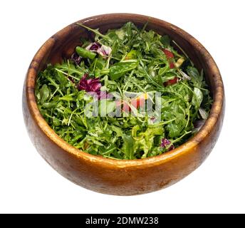 insalata verde oleata di verdure fresche e verdure in legno ciotola isolata su sfondo bianco Foto Stock