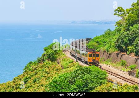 Il treno corre sulla linea di collegamento Sud della ferrovia di taiwan in contea di pingtung Foto Stock