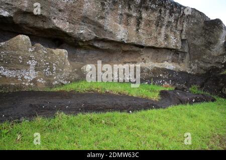 Moai che non sono mai stati completati nella cava di Rano Raraku, Isola di Pasqua, Cile, Sud America Foto Stock