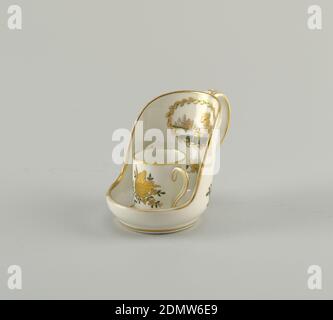 Tazza e Saucer, porcellana, smalto vitreo, oro, tazza cilindrica con manico. Il piattino ha un lato esteso verso l'alto per formare un parabrezza, con maniglia. Decorato in oro e verde, con fiori e medaglione con paesaggio., Francia, ca. 1793, ceramica, arti decorative, tazza e piatto, tazza e piatto Foto Stock