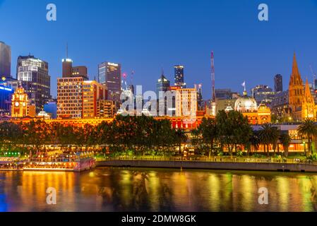 MELBOURNE, AUSTRALIA, 31 DICEMBRE 2019: Panorama notturno di Melbourne dietro il fiume Yarra, Australia Foto Stock