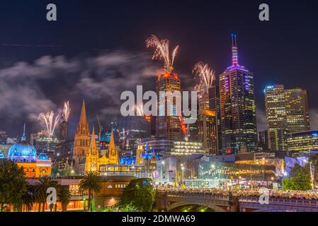 MELBOURNE, AUSTRALIA, 31 DICEMBRE 2019: Fuochi d'artificio di nuovi anni su melbourne, Australia Foto Stock