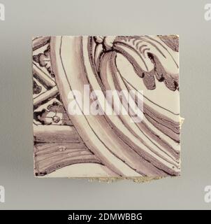 Parete in piastrelle, terracotta smaltata in stagno, sottoplesso, rettangolo orizzontale. Trenta tegole larghe e ventitré alte con apertura per camino undici tegole larghe e dieci alte. Arabeschi di fogliame disposti intorno a tre assi verticali dai quali sono svuotati da urne al centro e a destra, e a sinistra dalla figura di una donna in piedi che porta un bambino sul braccio e accompagnato da due bambini., eventualmente Rotterdam, Olanda, forse Delft, Paesi Bassi, ca. 1725, piastrelle, arti decorative, parete piastrelle di faccia Foto Stock