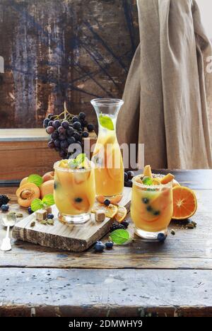 Bevanda estiva con pesche, arance e mirtilli. Cibo sano Foto Stock