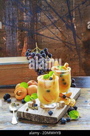 Bevanda estiva con pesche, arance e mirtilli. Cibo sano Foto Stock