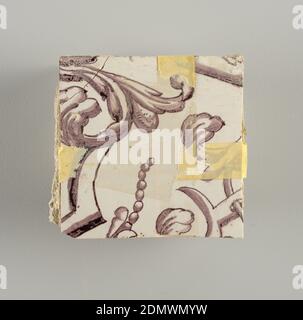 Parete, terracotta smaltata in stagno, sottoplesso, rettangolo orizzontale. Trentasette tegole larghe e ventuno alte con apertura per porta o finestra diciannove e mezzo tegole alte e dodici larghe. A sinistra e a destra dell'apertura, sopra il tettuccio centrato. Sinistra, donna che rappresenta la speranza, destra, un'urna di sculputure. Centrato sopra l'apertura, un mascaron. Disegno Arabesque del fogliame., possibilmente Delft, Olanda, possibilmente Rotterdam, Olanda, ca. 1725, piastrelle, Arti decorative, Muro di faccia Foto Stock