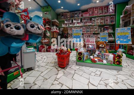 Naples, Italy. 17th Dec, 2020. The United States Consul General in Naples Mary Avery in the toy store to join the initiative buys a suspended toy, to help families in economic difficulty also due to the COVID 19 Coronavirus pandemic. Credit: Independent Photo Agency/Alamy Live News Stock Photo