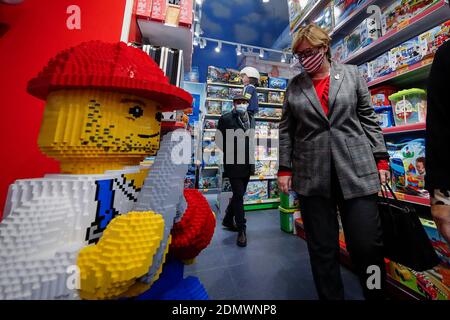 Naples, Italy. 17th Dec, 2020. The United States Consul General in Naples Mary Avery in the toy store to join the initiative buys a suspended toy, to help families in economic difficulty also due to the COVID 19 Coronavirus pandemic. Credit: Independent Photo Agency/Alamy Live News Stock Photo