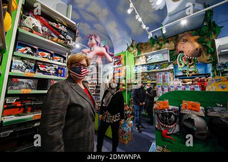 Naples, Italy. 17th Dec, 2020. The United States Consul General in Naples Mary Avery in the toy store to join the initiative buys a suspended toy, to help families in economic difficulty also due to the COVID 19 Coronavirus pandemic. Credit: Independent Photo Agency/Alamy Live News Stock Photo