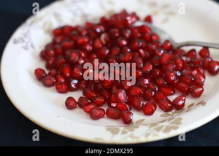 I semi di melograno su un piatto. Foto Stock
