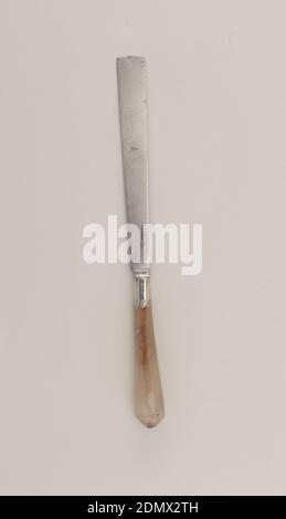 Coltello, Agata, argento, acciaio, agata a otto pannelli con ghiera incisa e scalata sotto una lama in acciaio svasata, a testa quadrata., Londra, Inghilterra, fine XVII secolo, posate, arti decorative, coltello Foto Stock