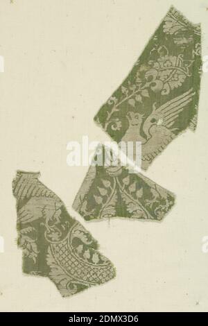 Frammenti, Medio: Tecnica della seta: Due strutture di tessuto integrate; 2/1twill più tessitura piana., falchi di fronte con ali spalmabili in crema su verde., Italia, XIV secolo, tessuti tessuti, frammenti Foto Stock